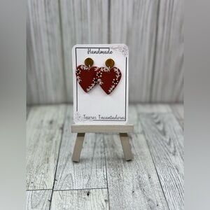 Handmade heart earrings with white flowers inspired by Mexico